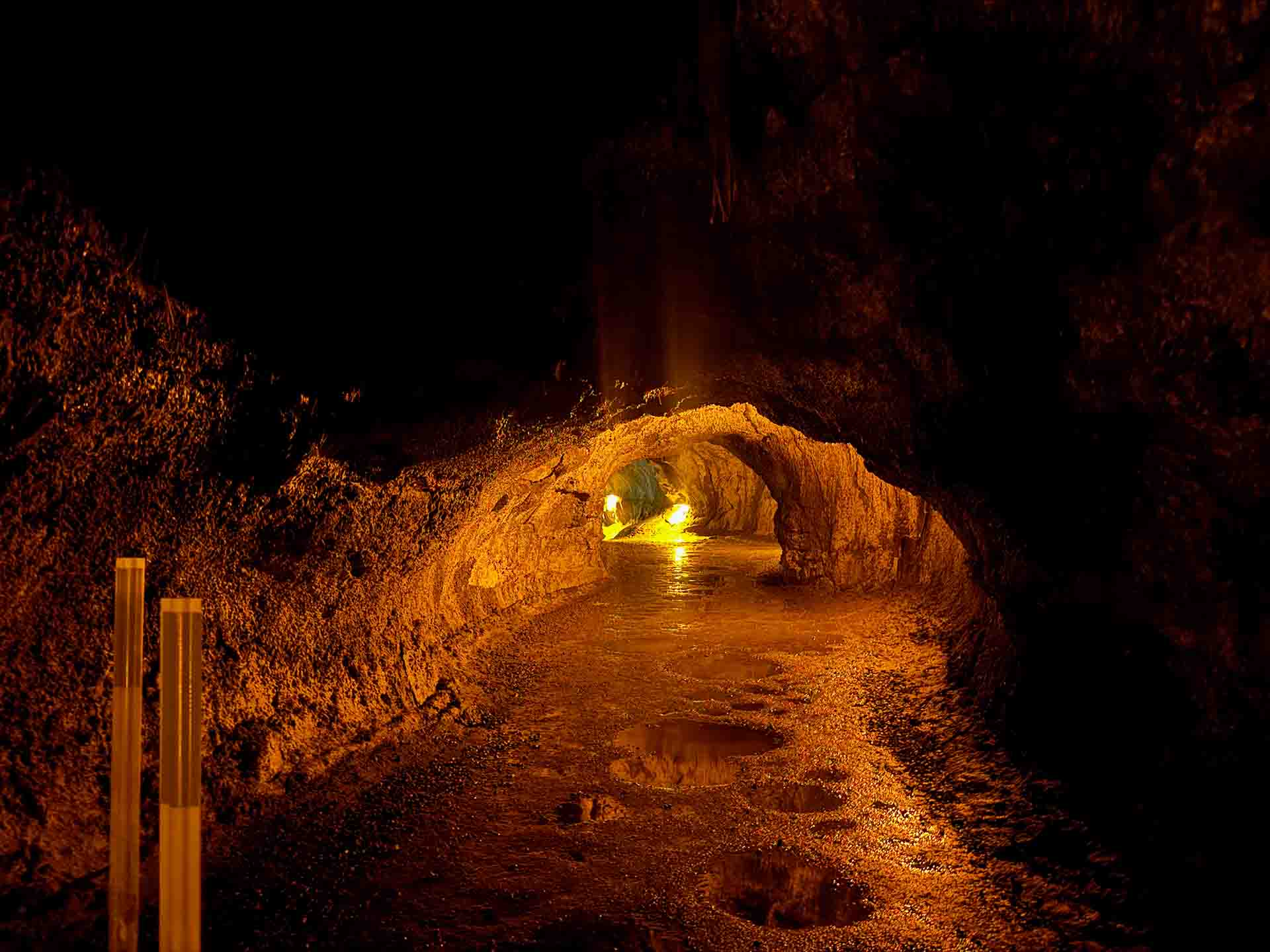 In Höhlen kann man im Nationalpark Lavaformationen folgen.