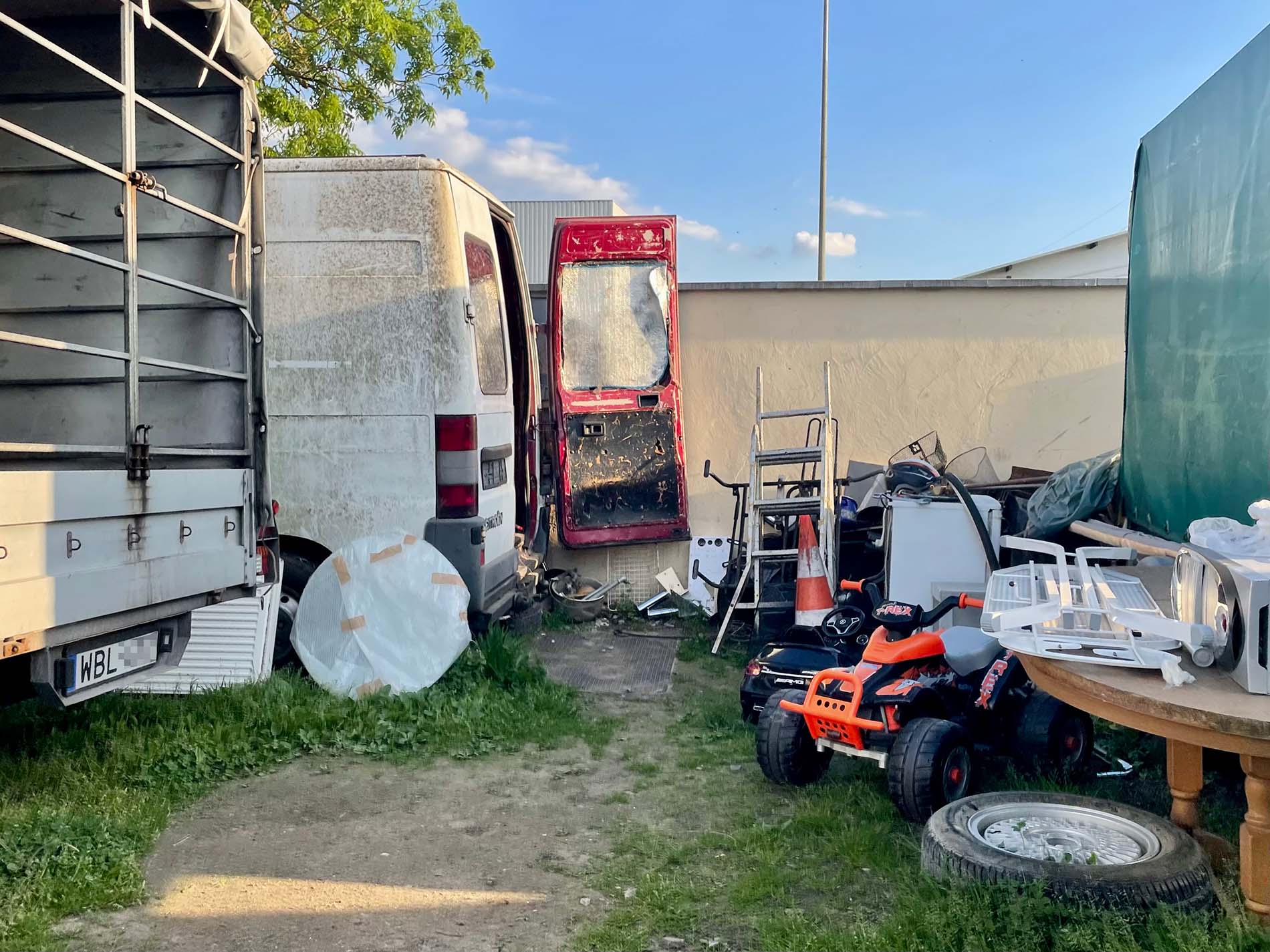 In dem weißen Transporter links fand ich das Fahrrad - die Tür mussten wir erst öffnen.