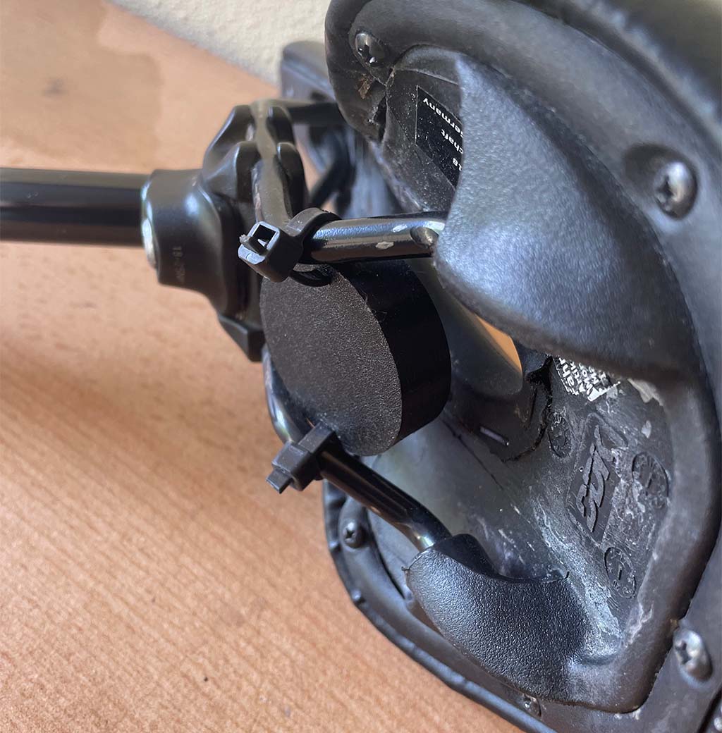 Gedruckt in Wetterfestem Kunststoff, fest montiert mit Kabelbindern am Sattel