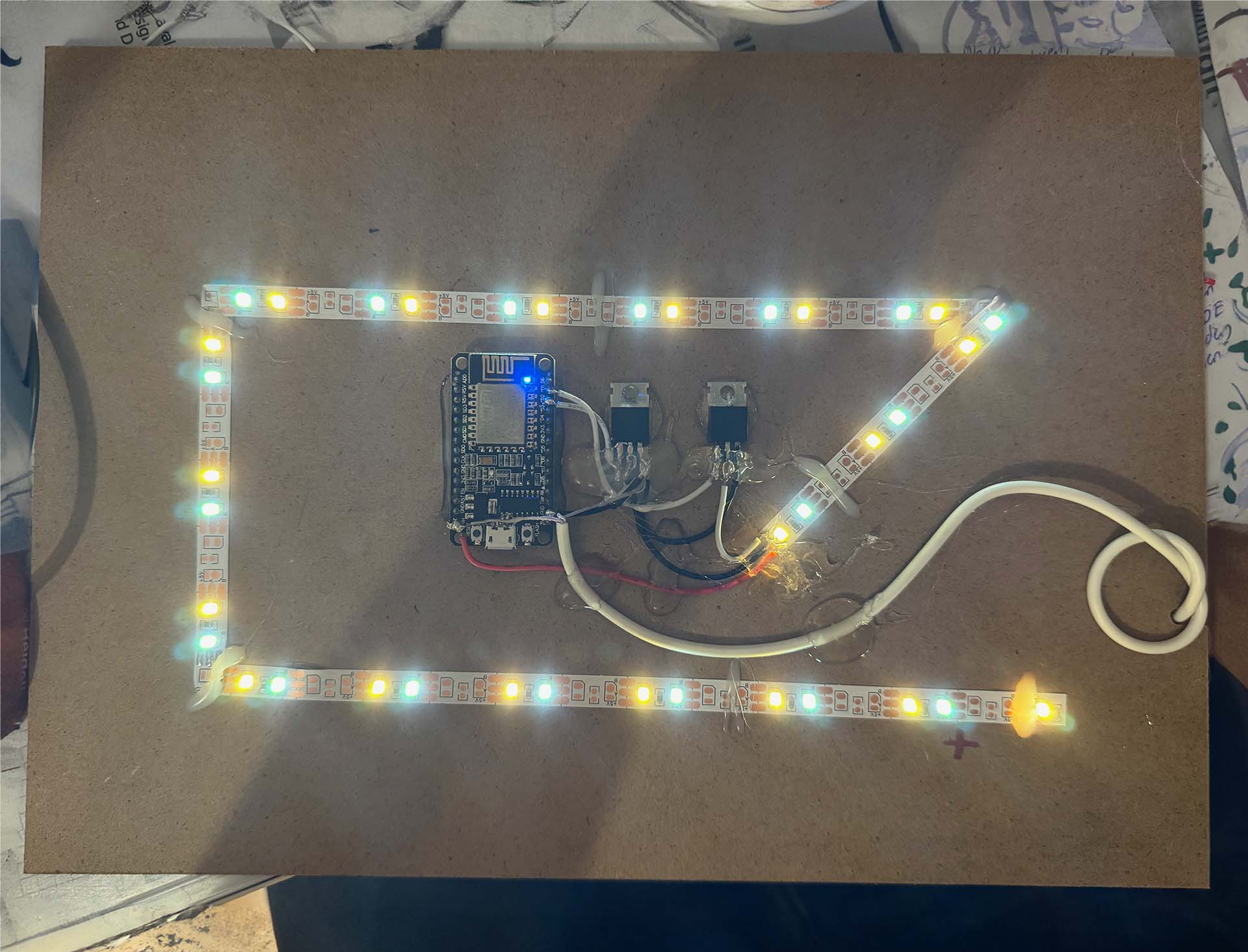 Der fertige Aufbau. Neu Hinzugekommen: Ein NodeMCU, zwei MOSFETs & viel Heißkleber. Die LED habe ich in der Software noch deaktiviert.