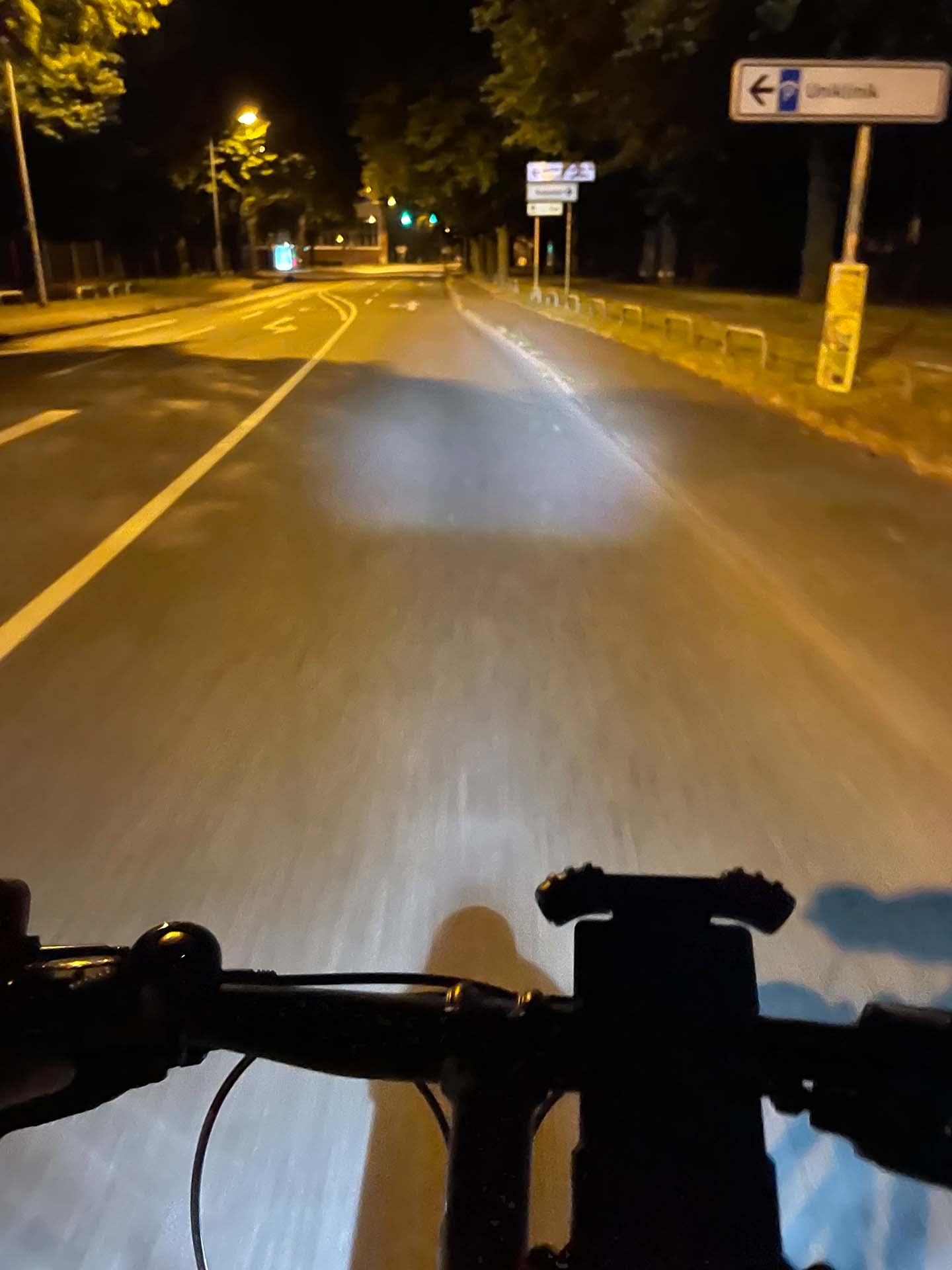 Los geht es, durch ein nächtliches Rostock