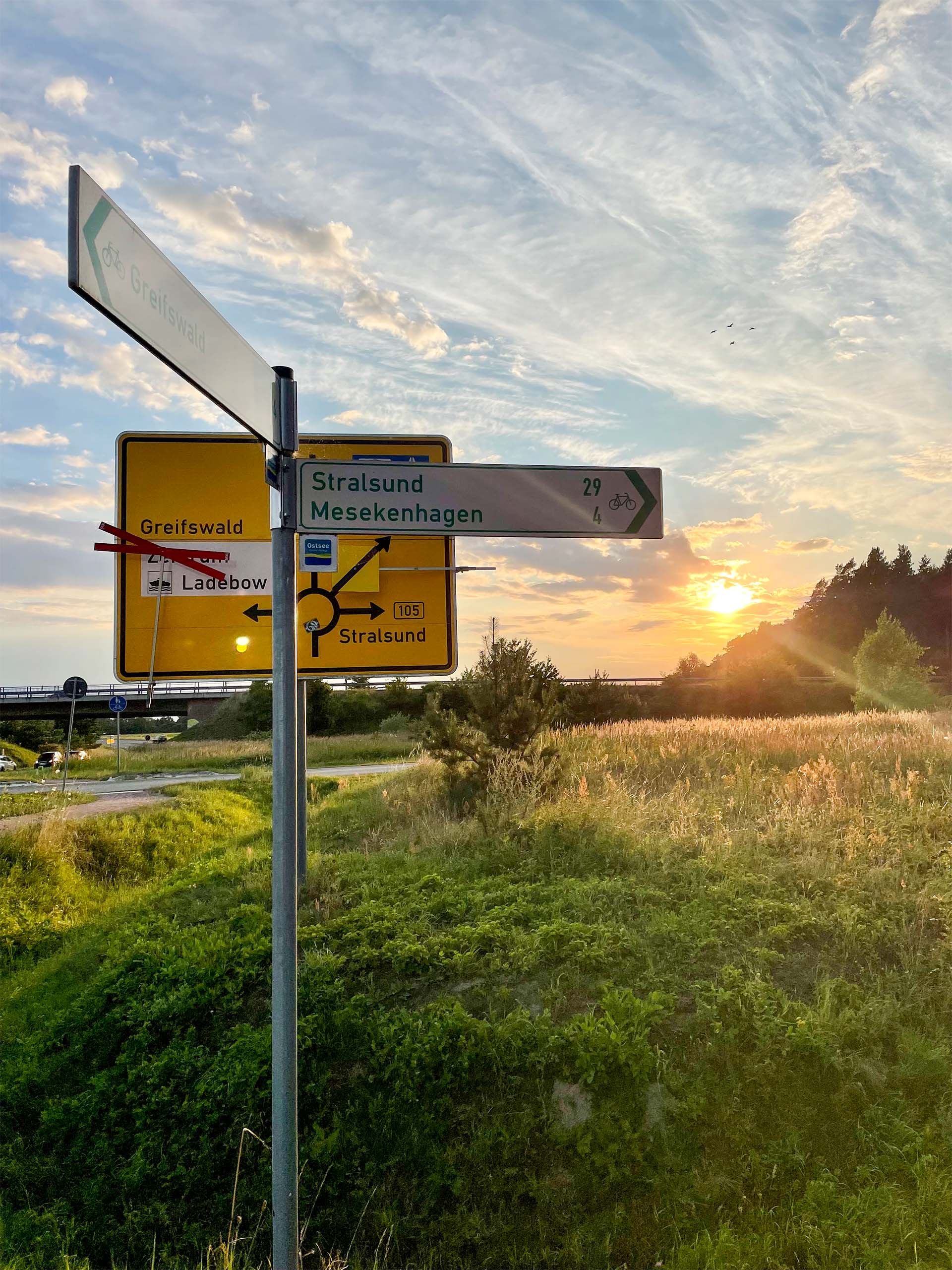 Bei tiefstehender Sonne geht es auf der ersten Tour nach Stralsund