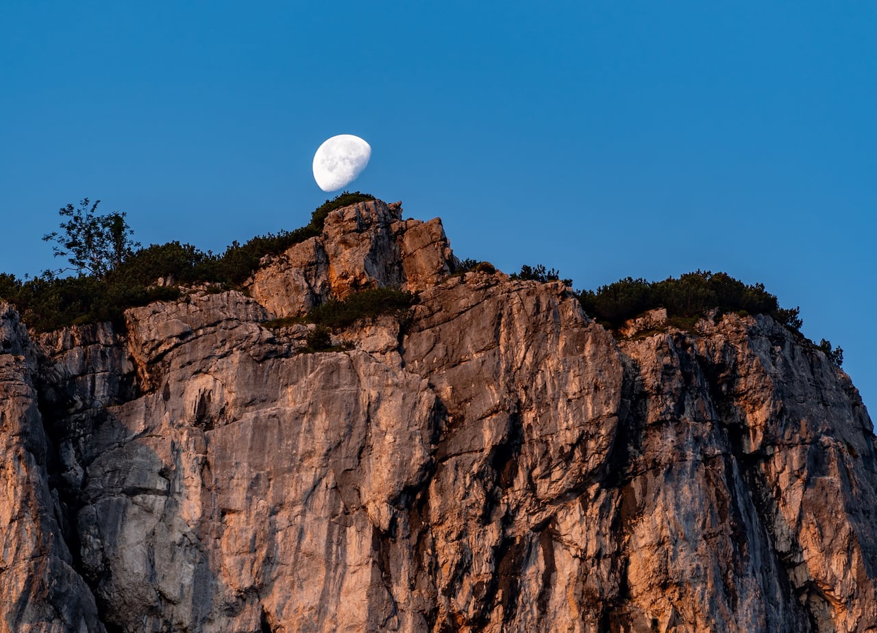 Dafür der Mond über den schroffen Klippen.