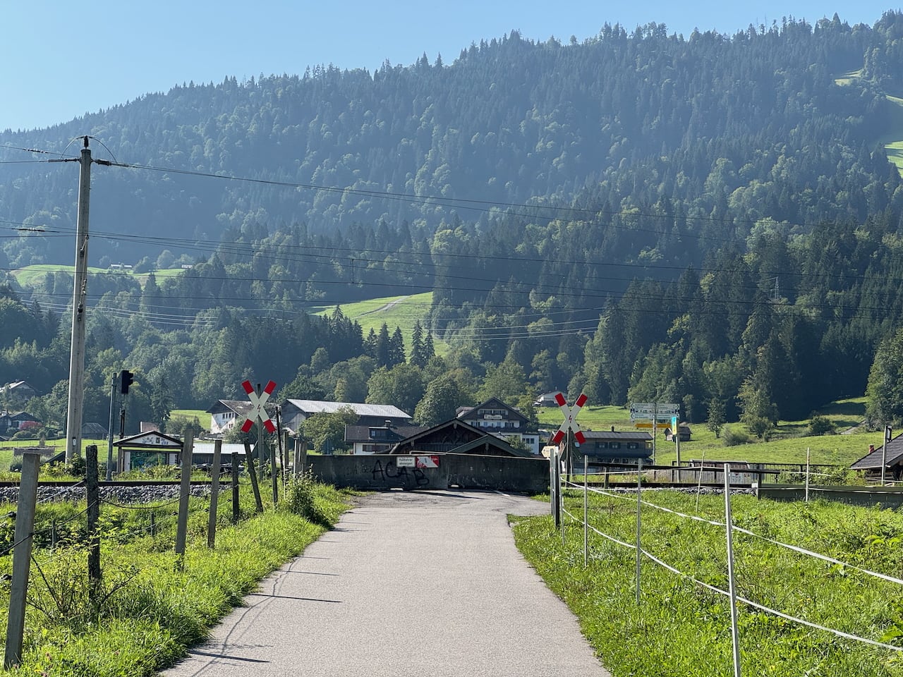 Die ersten Meter des L1 verlaufen weiter Wiesen