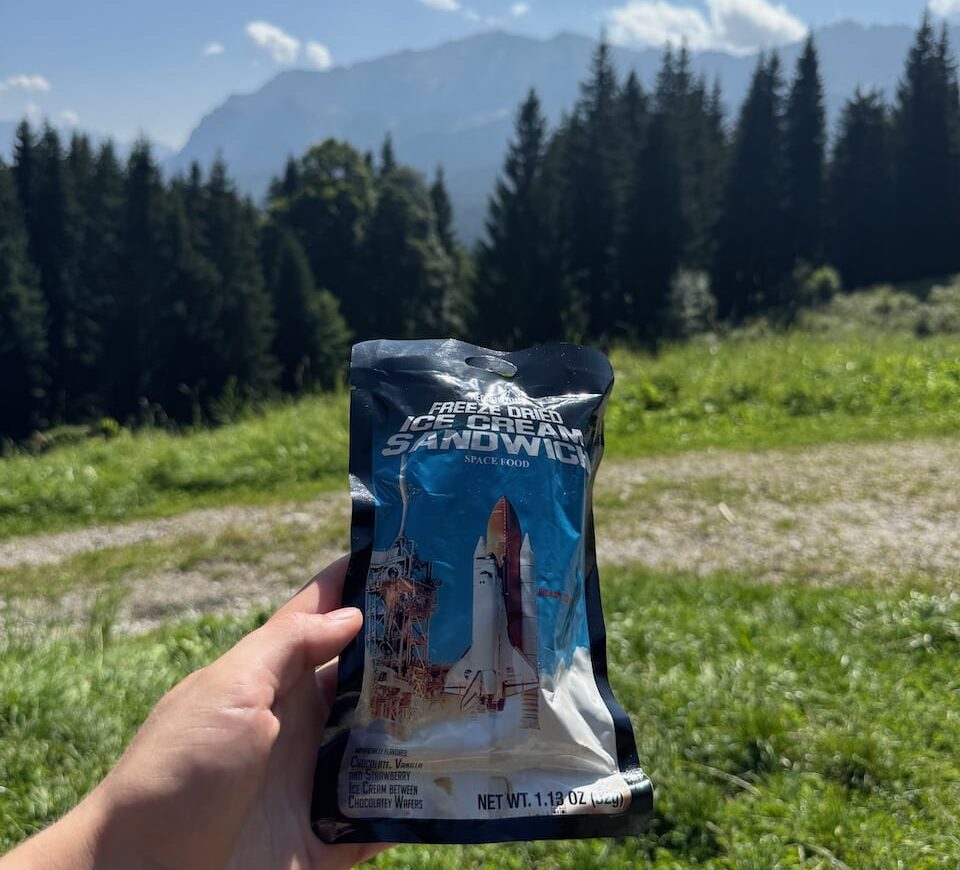 Dort esse ich ein gefriergetrocknetes Eissandwitch aus dem Kennedy Space Center von einer Reise früher im Jahr. Schemckt top, aber Aufgrund des katastrophalen Energie zu Volumen-Verhältnisses nur etwas für den ersten Tag.