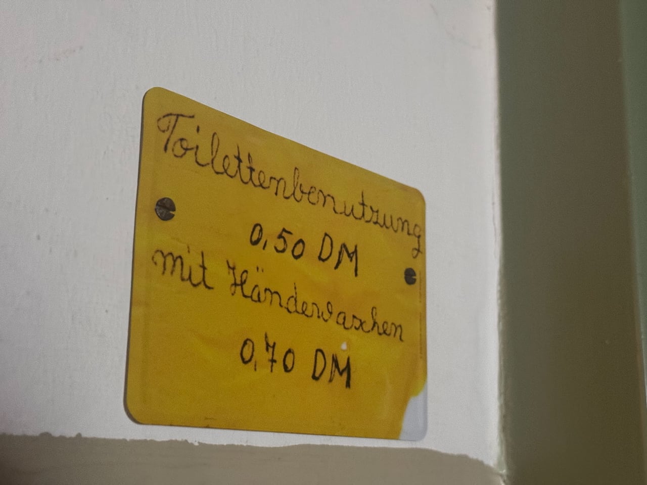 Gut, dass Händewaschen 0,20 DM Aufpreis kostet.