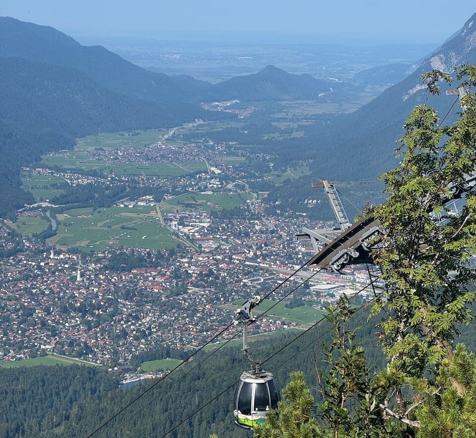 Der Ausblick vom Kreuzeckhaus mit der Seilbahn im Vordergrund.