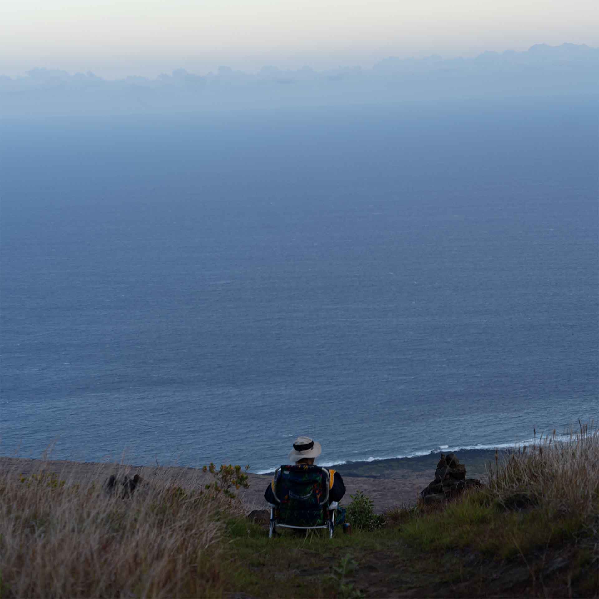 und ein einsamer Mann mit Tipps für Vulkanbestaunen